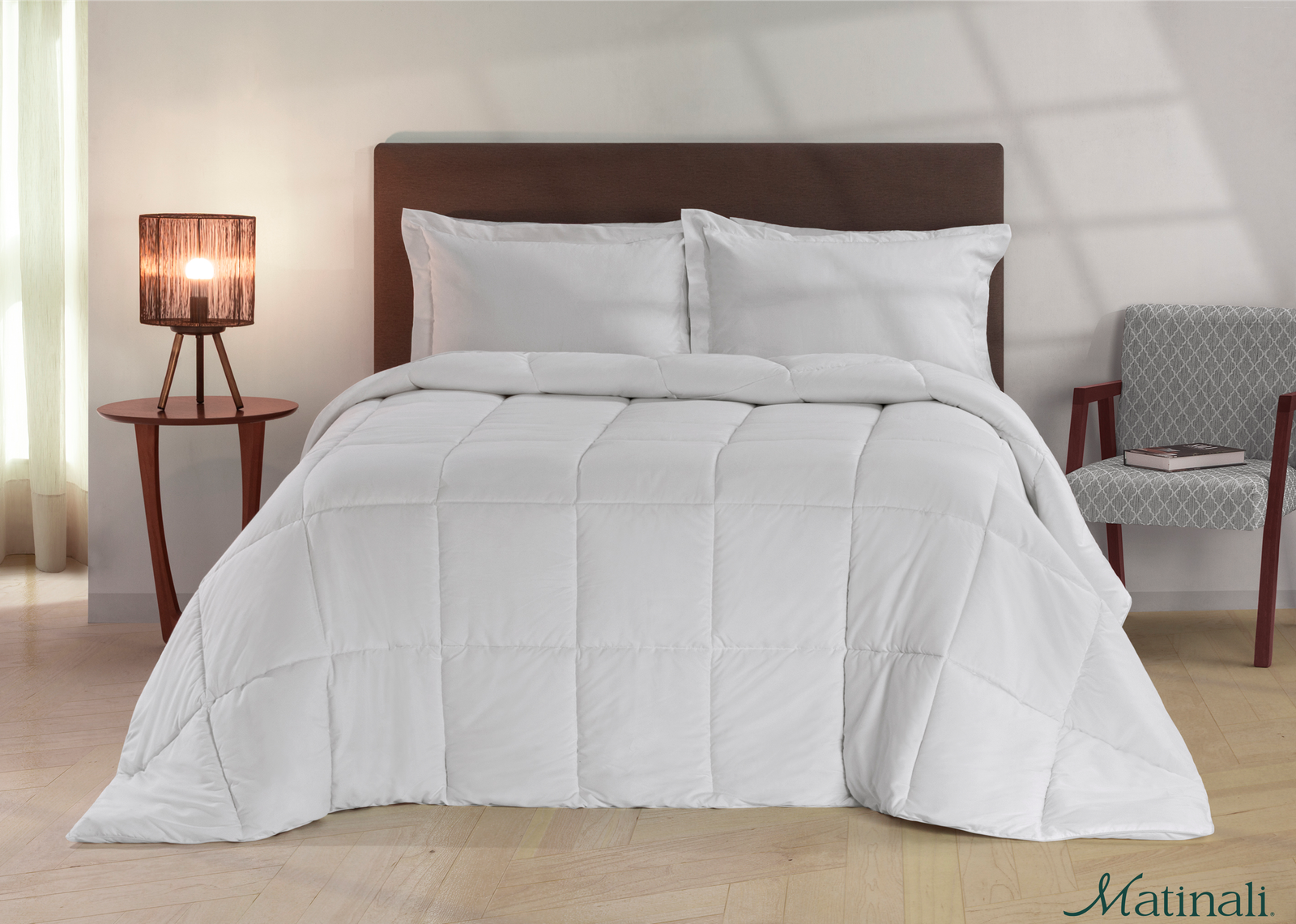 Quarto de hotel com roupa de cama profissional